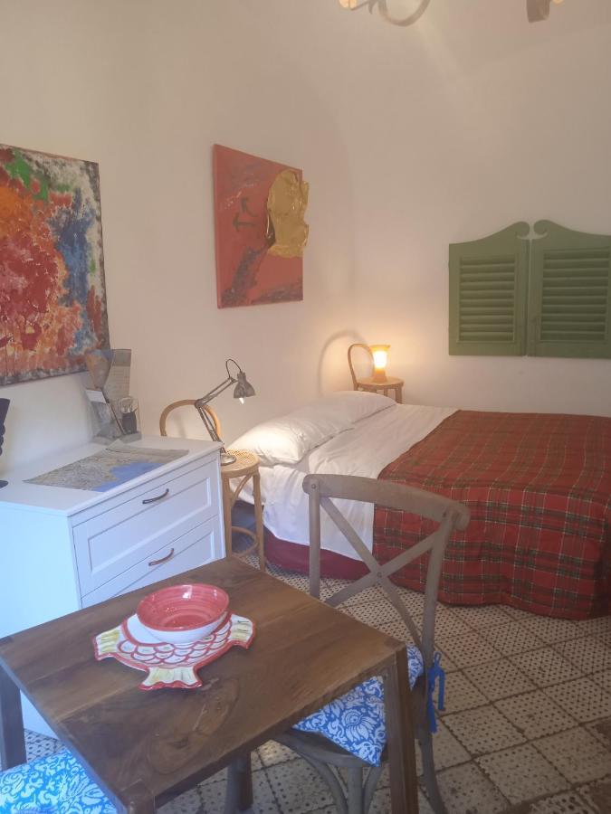 Il Cortiletto, Spazio Alla Fantasia Appartement Napels Buitenkant foto